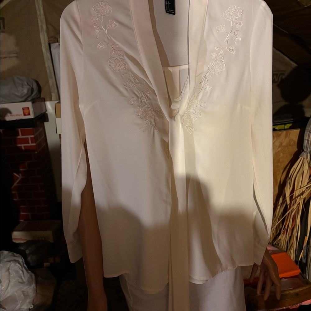 Ladies Elegant White Embroidered Women's Blouse from Forever 21 Size S